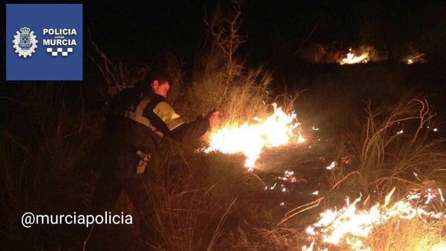 Los bomberos sofocan un incendo en los aledaños del Puerto del Garruchal