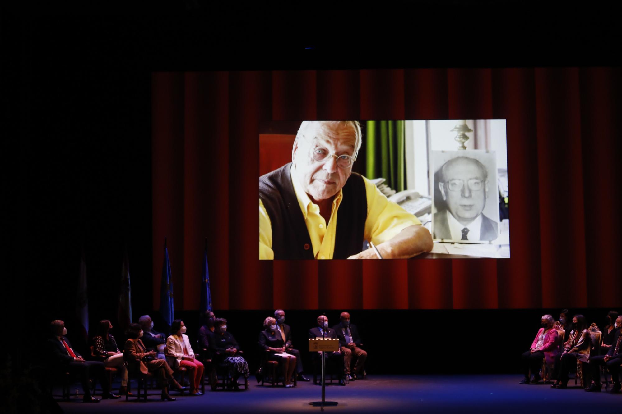 Entrega de honores y distinciones de Gijón en el teatro Jovellanos