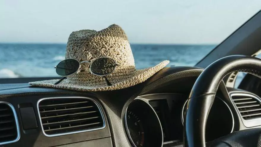 Por qué deberías lavar tu coche cada vez que vuelvas de la playa según los expertos (y cómo hacerlo bien)
