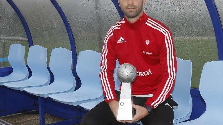 Álex Otero, con el trofeo de mejor técnico de la Liga Promises. // Adrián Irago