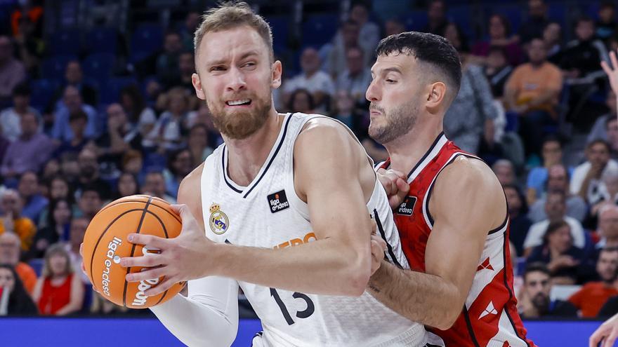 Dzanan Musa, ante Marco Spissu en una acción del partido.