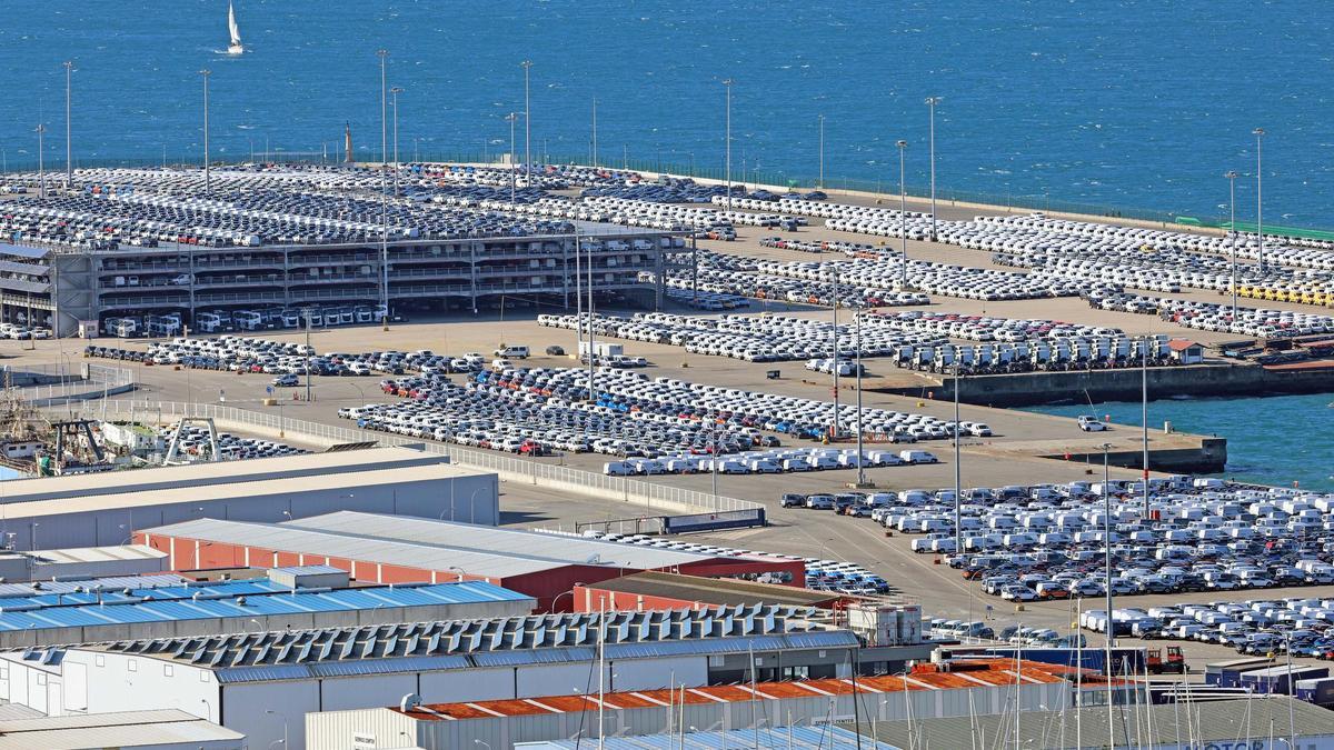 Vista de la terminal de Bouzas, repleta de vehículos de Stellantis.