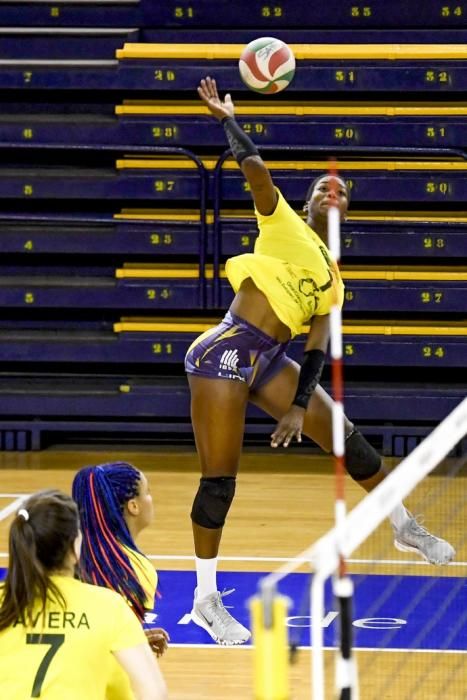 25-02-20 DEPORTES. CENTRO INSULAR DE LOS DEPORTES. LAS PALMAS DE GRAN CANARIA. Entrenamiento y foto de grupo del equipo femenino de volleyball IBSA 7 Palmas.    Fotos: Juan Castro.  | 25/02/2020 | Fotógrafo: Juan Carlos Castro