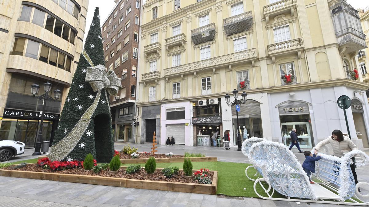 Mejoras en el polémico árbol de Navidad de la Puerta del Sol de Castelló -  El Periódico Mediterráneo