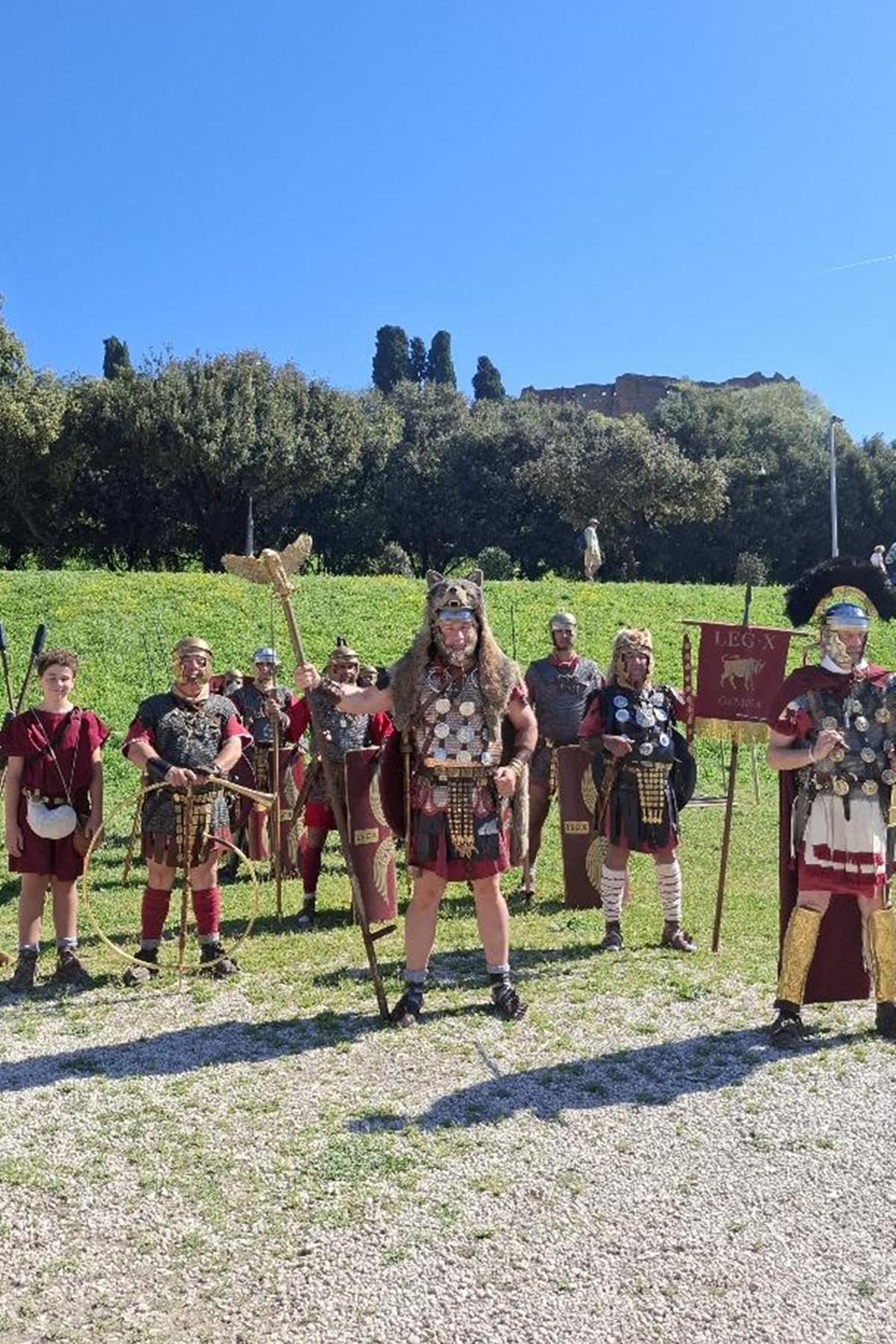 Integrantes de Ara Concordiae posan en Roma durante el Natale di Roma 2026, donde Avgvsta Emerita ha vuelto a mostrar su legado histórico con indumentaria inspirada en la antigua ciudad romana.