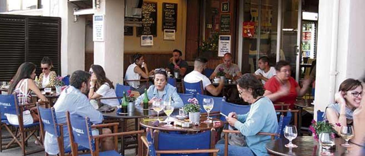 La terraza de Es Vaixell, un domingo por la tarde.