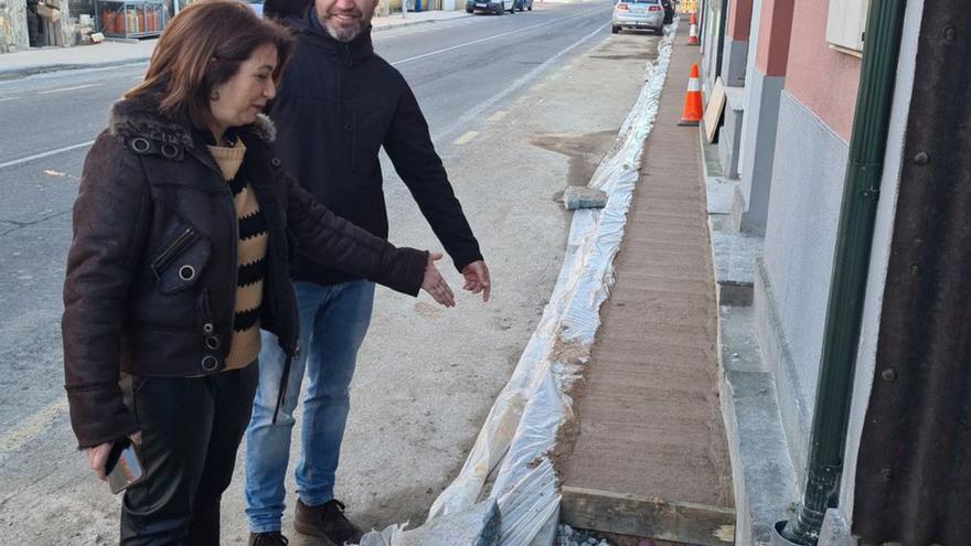 Las superestrechas aceras de la carretera de Corón en Vilanova