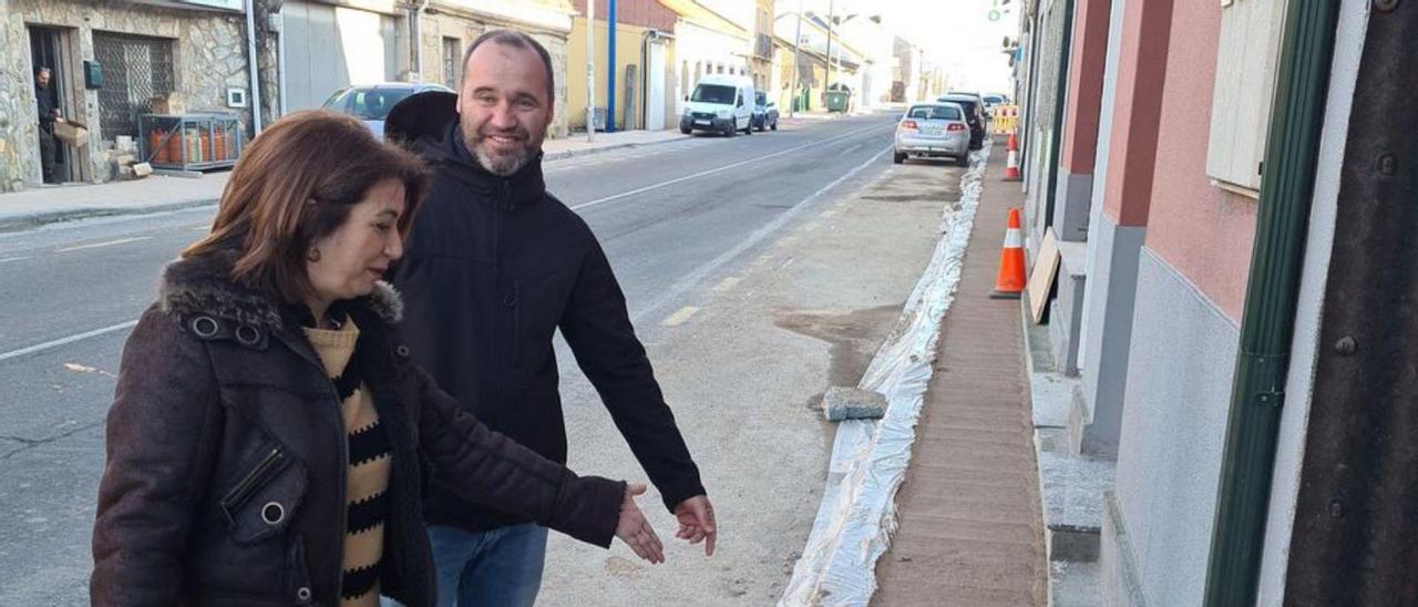 María Vales y Fernando Santiago durante la visita a Corón.   | // FARO