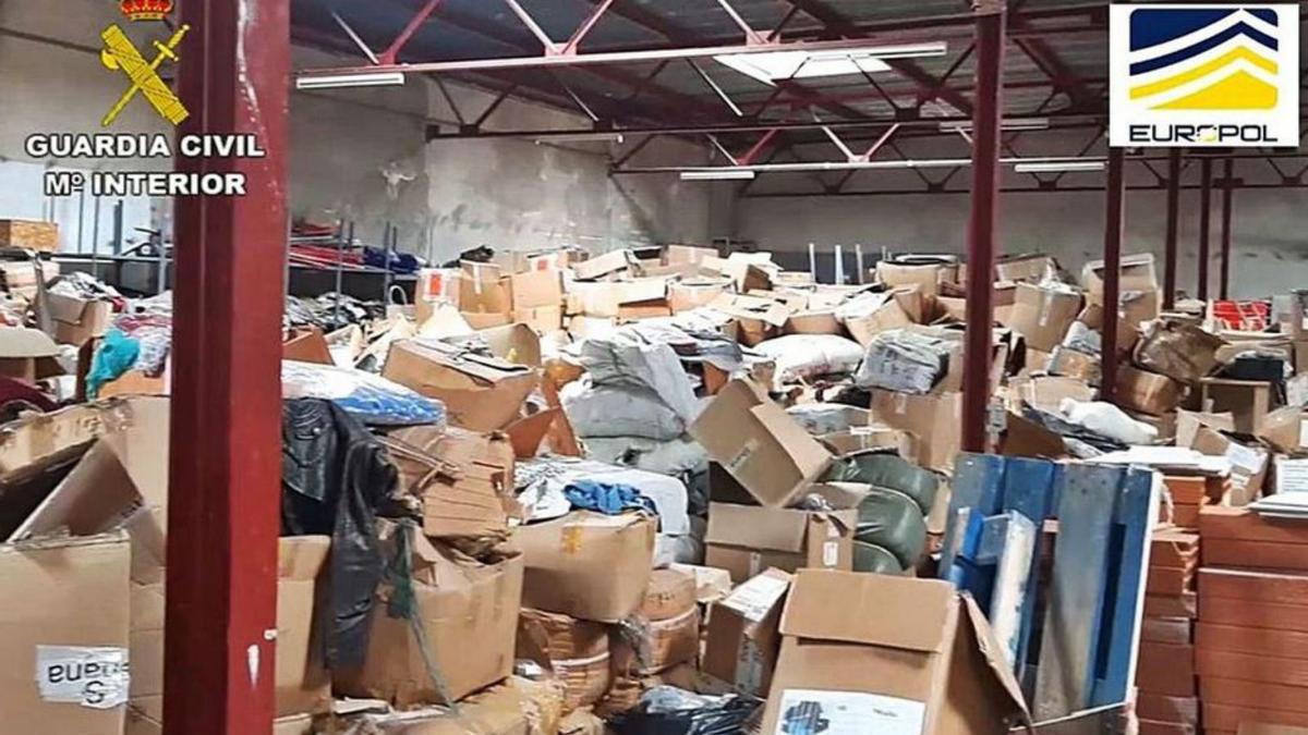 Un dels magatzems escorcollats a La Jonquera. | CAPTURA VÍDEO GUÀRDIA CIVIL