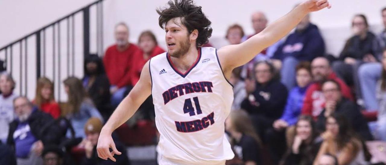 Willy Isiani, con los Detroit Mercy de la NCAA.