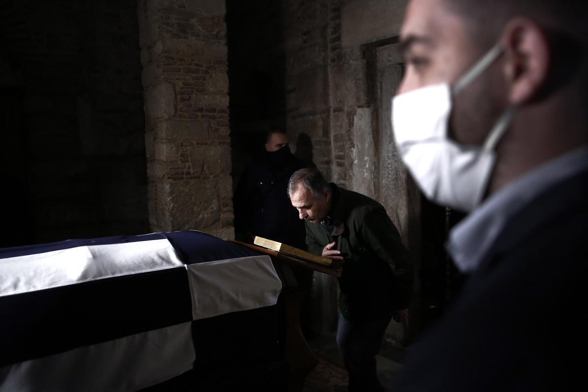 Athens (Greece), 16/01/2023.- A man pays his respects to the former King Constantine II, at Saint Eleftherios chapel of the Metropolis Ctahedral in Athens, Greece, 16 January 2023. Greece’s former King Constantine II died at the age of 82 on 10 January 2023. The funeral service is due to take place at the Metropolis Cathedral of Athen and he will be burried near the graves of his ancestrors at the Tatoi former royal palace. (Grecia, Atenas) EFE/EPA/YANNIS KOLESIDID