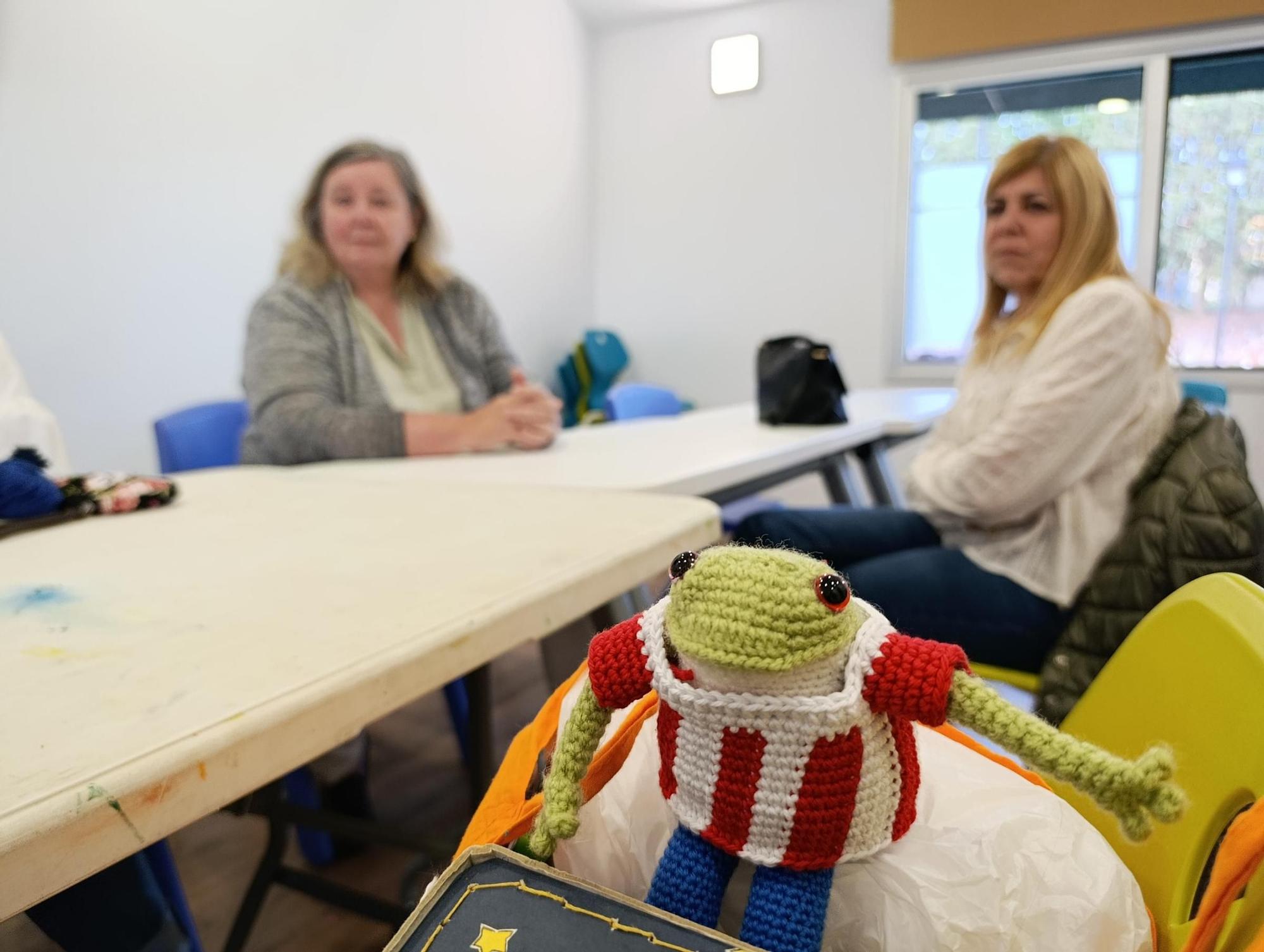 Entre lanas y patrones: así es el club de ganchillo de Soto de Llanera