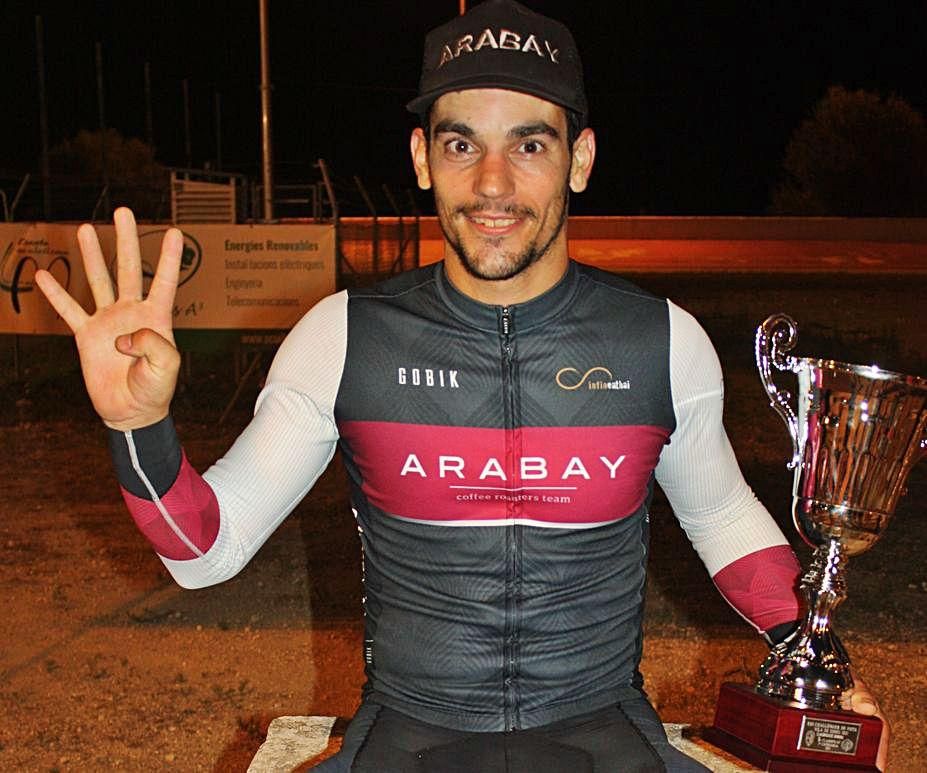 Toni Ballester posa con su cuarto trofeo de ganador. | T.A.