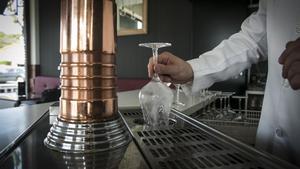 Castelldefels ( Baix Llobregar )  19.04.2018.  On Barcelona. El camarero del restaurante La Toja, David Garcia Landa, elegido mejor tirador de de cerveza de Catalunya,    DG. 180419     ex: 0007      en la foto:  David Garcia Landa, enseÃ±a los secretos de una cerveza bien tirada.       foto:  PUIG,  JOAN