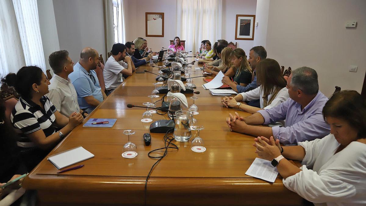 Reunión de María Dolores Corujo con representantes de la Cámara de Comercio de Lanzarote y La Graciosa y de institutos de Lanzarote.