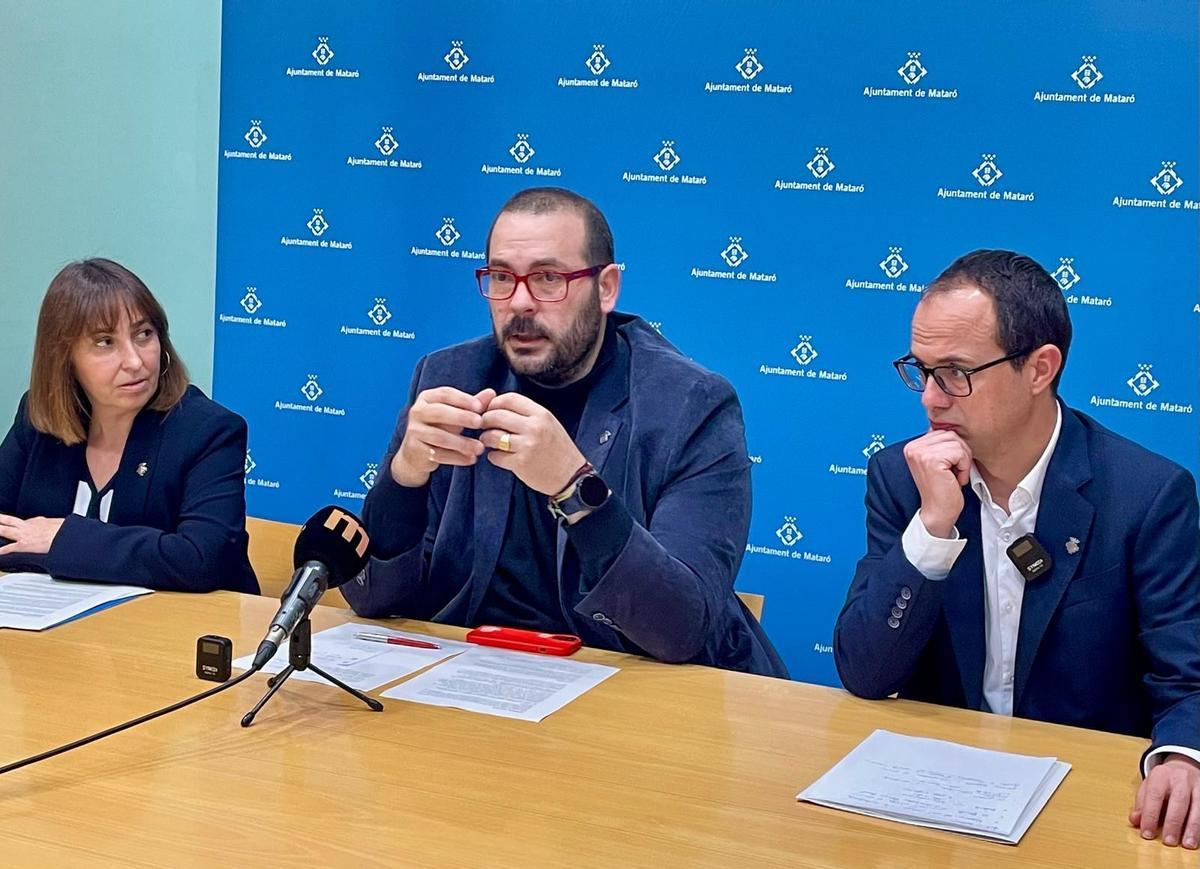 El alcalde de Mataró, David Bote, junto a la concejala de Mataró Segura, Núria Moreno y el concejal de Junts, Alfons Canela, en la presentación del balance de los primeros nueve meses de trabajo del equipo de inspecitores municipales
