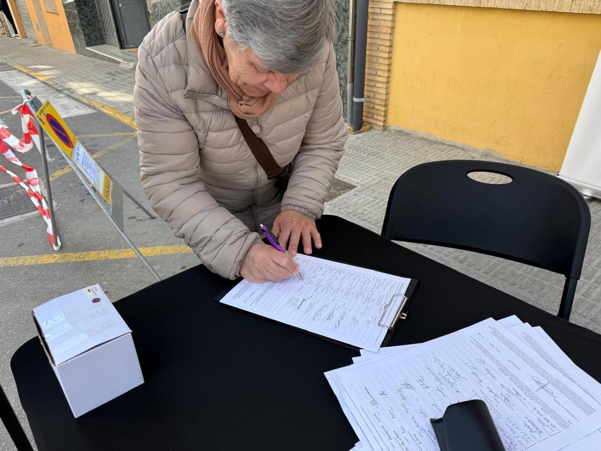 Una vecina firma la propuesta de Ens Uneix en l'Olleria.