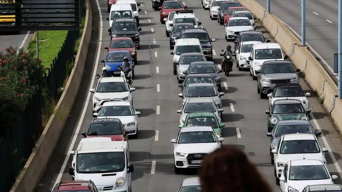 Un accidente en la Ronda de Dalt en Cornellà provoca el corte de un carril y retenciones