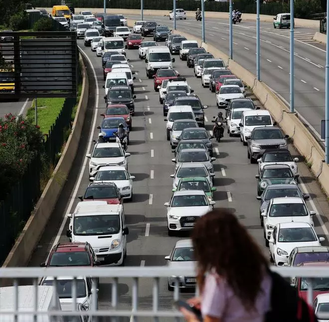 "Estoy harta de que se colapse todo": el drama diario de los conductores en las rondas de Barcelona