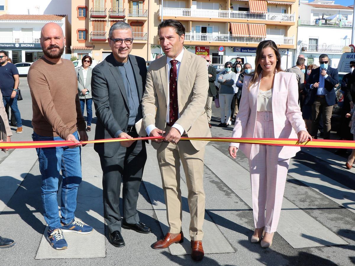 El alcalde Óscar Medina corta la cinta inaugural junto al párroco Salvador Gil y la edil María de los Ángeles Ruiz.