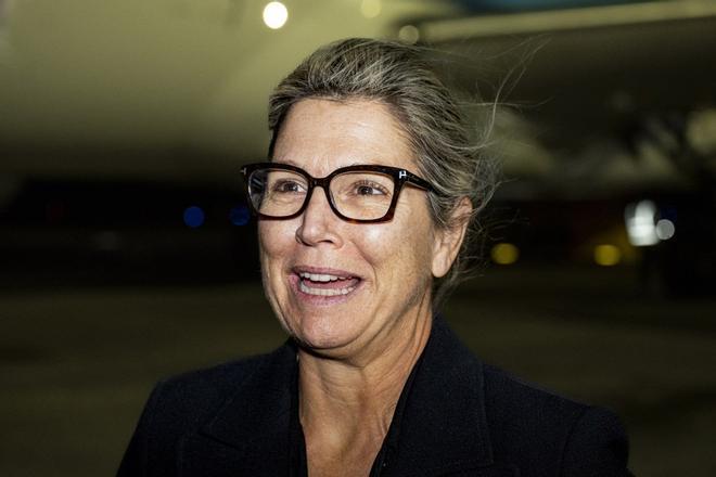 Máxima de Holanda, con gafas y sin maquillaje a su llegada a Tanzania