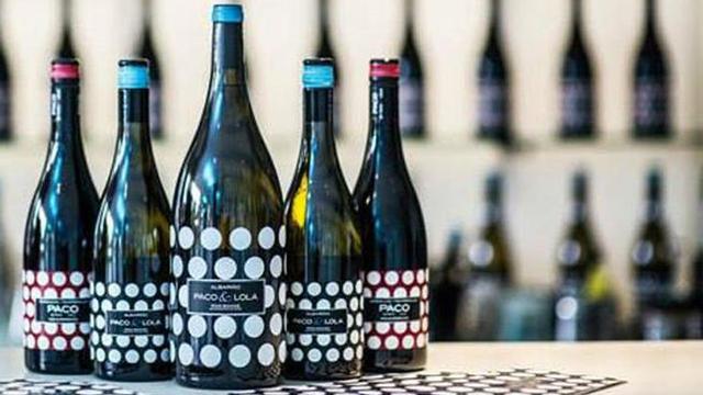 Imagen promocional de los vinos Paco &amp; Lola // Facebook
