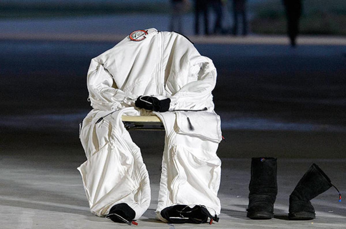 El traje d’André Borschberg, pilot de l’avió ’Solar impulse’ -que s’alimenta amb energia solar- abans del primer vol intercontinental de l’aeronau.