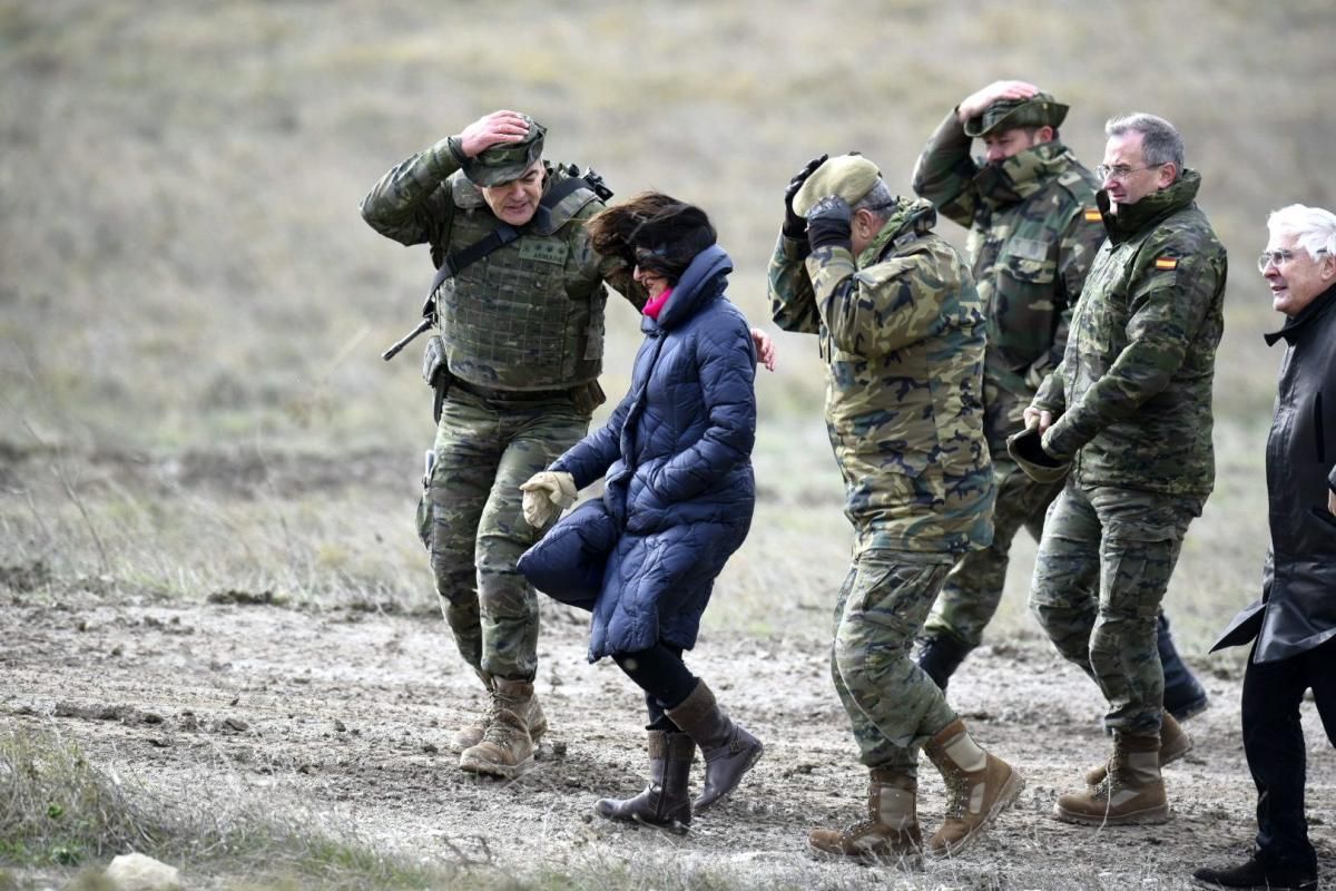 Maniobras militares en la base de San Gregorio