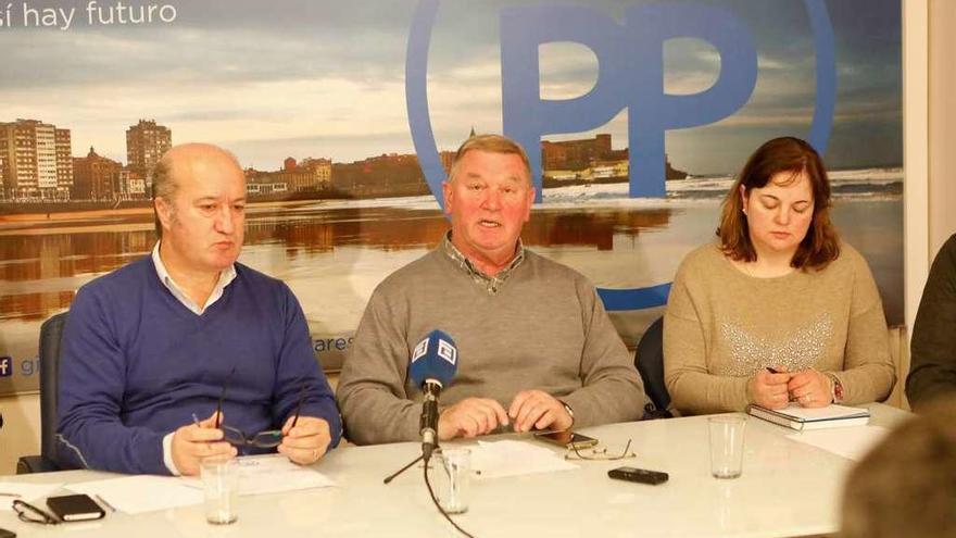 Por la izquierda, Luis Venta Cueli, Manuel Fernández y Montse Fernández Álvarez, tras la reunión de la comisión de agroganadería del PP de Asturias que se celebró en la mañana de ayer en la sede del partido en Gijón.