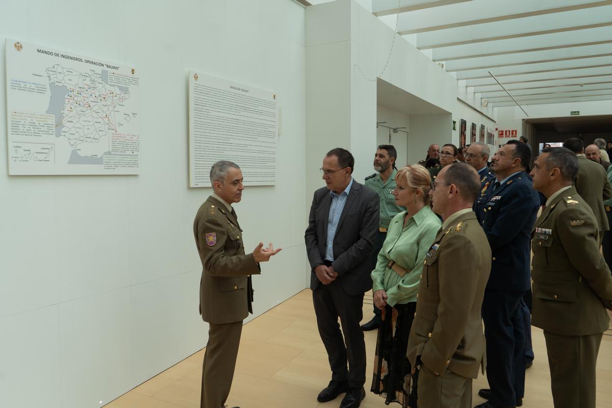 Las autoridades, en la inauguración de la muestra