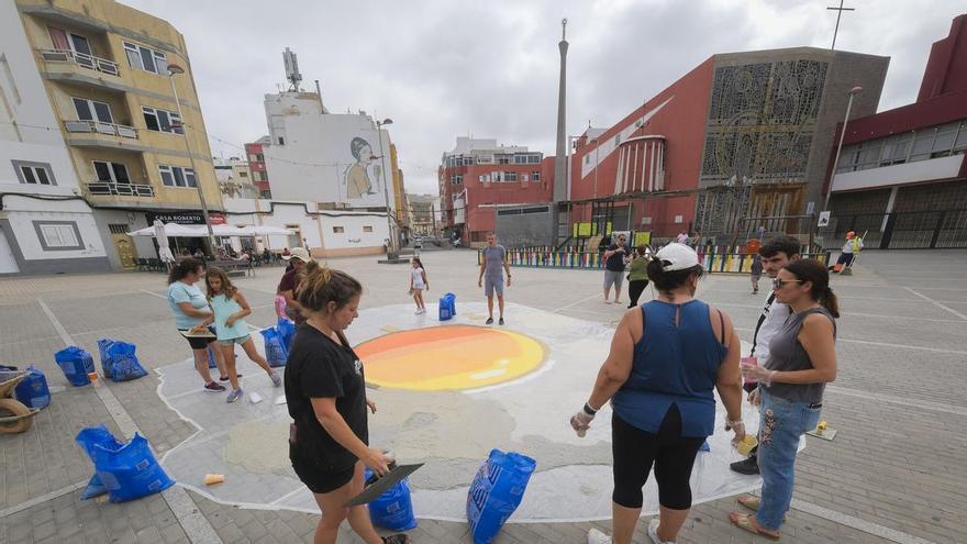 Vecinos de Guanarteme reivindican la falta de sombra y zonas verdes haciendo una alfombra de sal con la imagen de un huevo frito