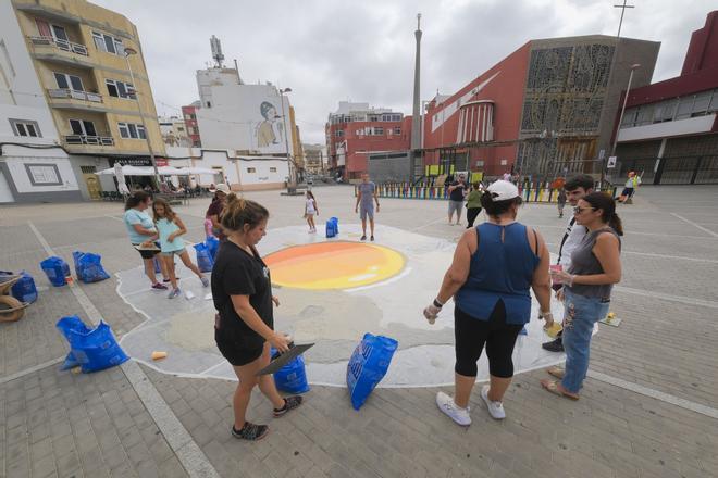 Vecinos de Guanarteme reivindican la falta de sombra y zonas verdes haciendo una alfombra de sal con la imagen de un huevo frito