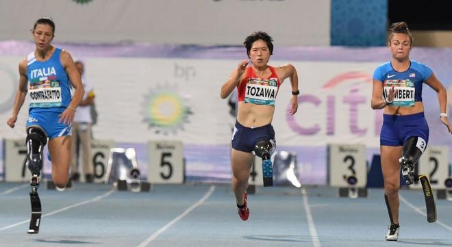 La italiana Graziana Contrafatto (I), la japonesa Tomomi Tozawa (C) y Noelle Lambert de los EE. UU. (D) compiten en la final femenina T63 de 100 metros durante el Campeonato Mundial de Atletismo Para en Dubai.