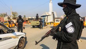 Agentes de la seguridad del Gobierno talibán hacen guardia frente a un puesto de control en una calle de Jalalabad. 