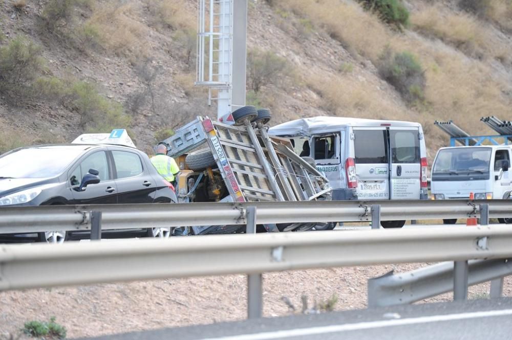 Atascos kilométricos tras el accidente de una furgoneta en la A7