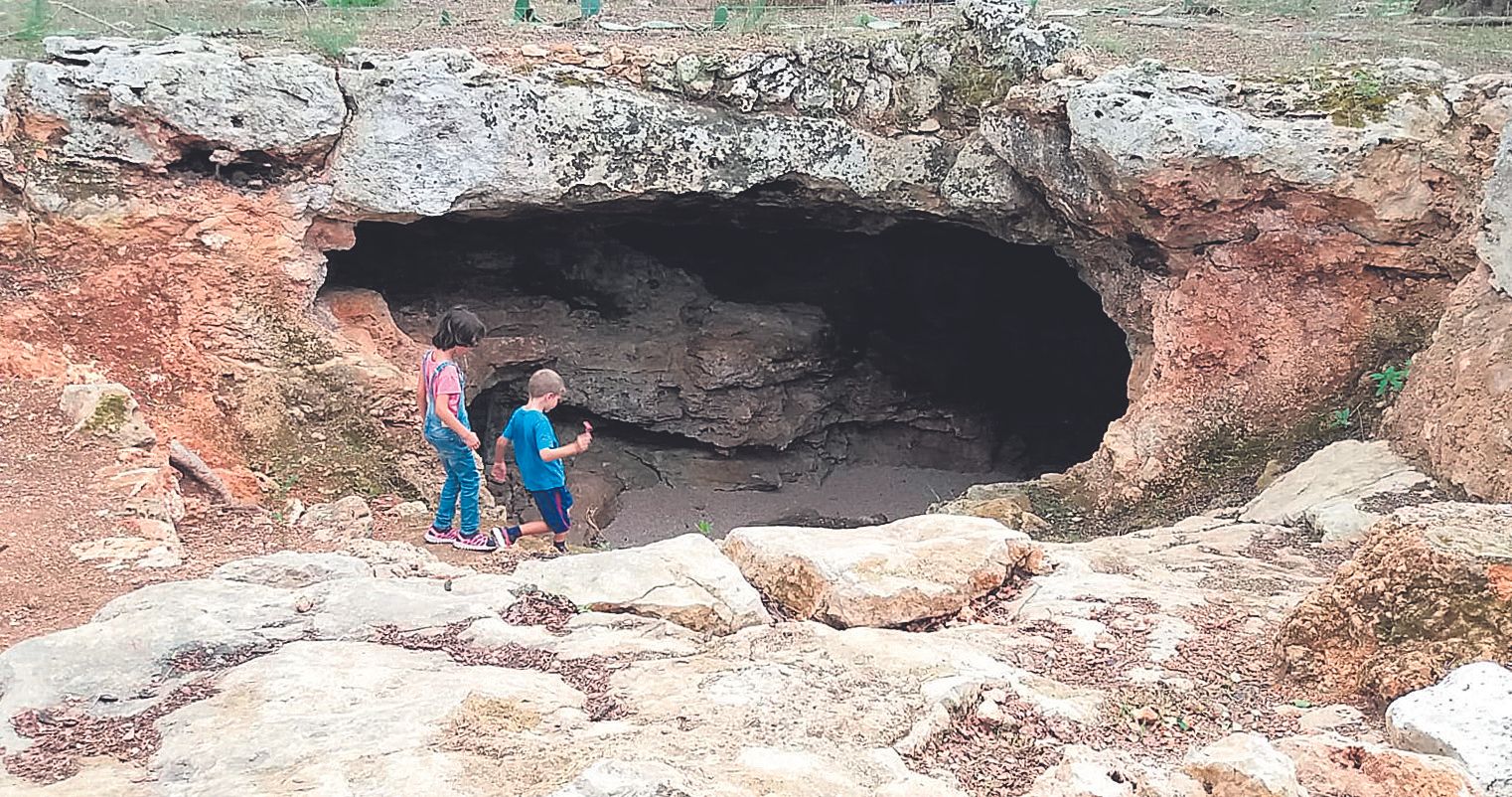 Entrada de la Cova del Camp del Bisbe, en Sencelles.