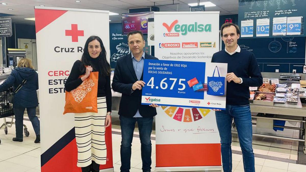 Entrega de la donación de Vegalsa-Eroski a Cruz Roja. |  // LOC