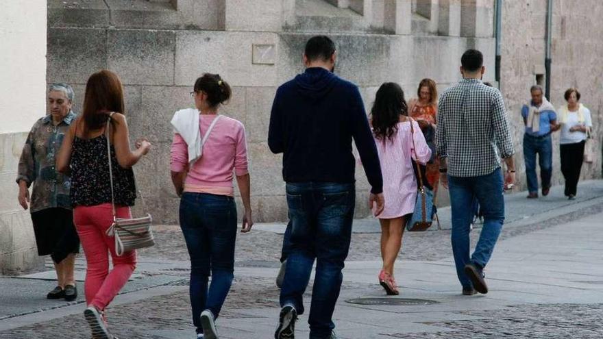 Los zamoranos abrigados para combatir la bajada de temperatura.