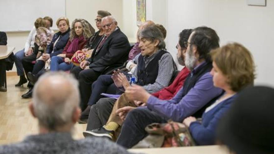 Imagen de la reunión convocada ayer por Salvem l&#039;Ideal.