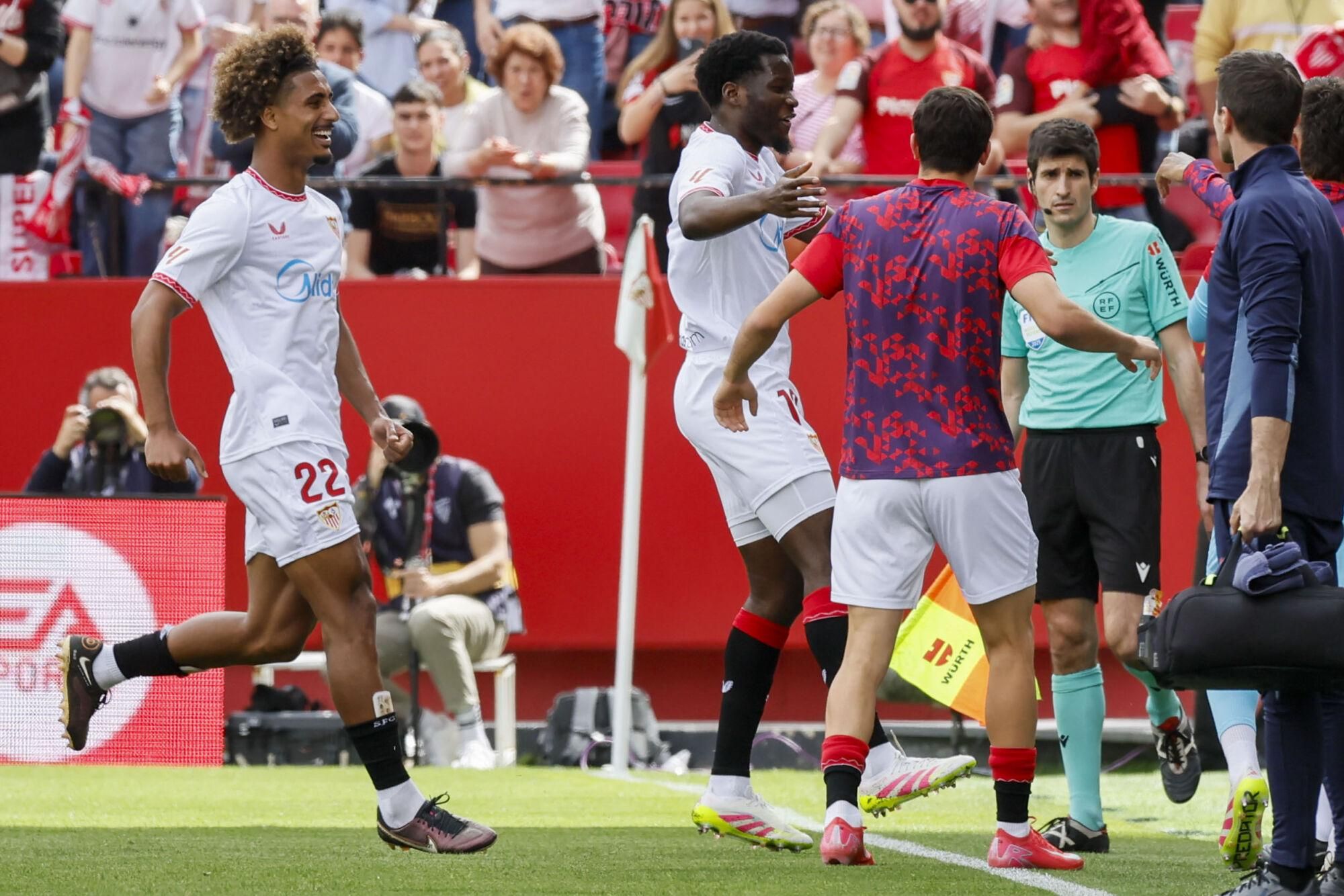 El centrocampista camerunés del Sevilla Lucien Agoume (2i) celebra el primer gol de su equipo durante el partido de LaLiga entre el Sevilla y el Atlético de Madrid, este domingo en el estadio Sánchez Pizjuán. EFE/ José Manuel Vidal. (Sevilla) (atlético Madrid)