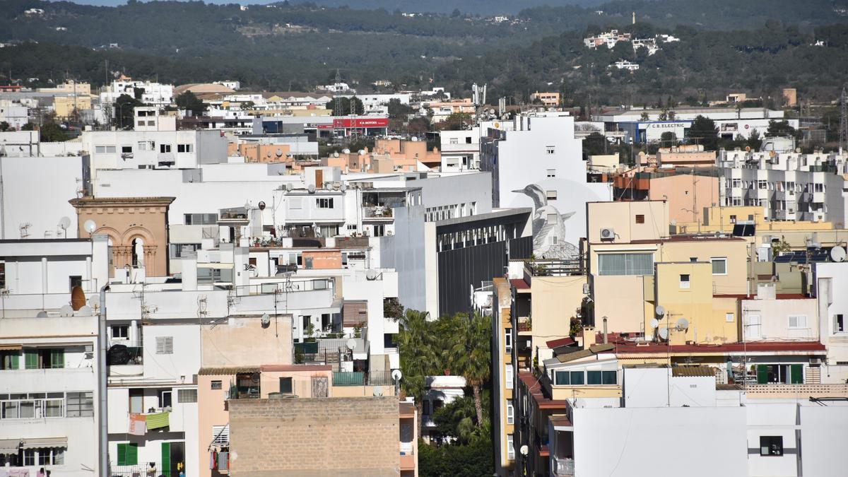 Vista parcial de la ciudad de Ibiza con edificios