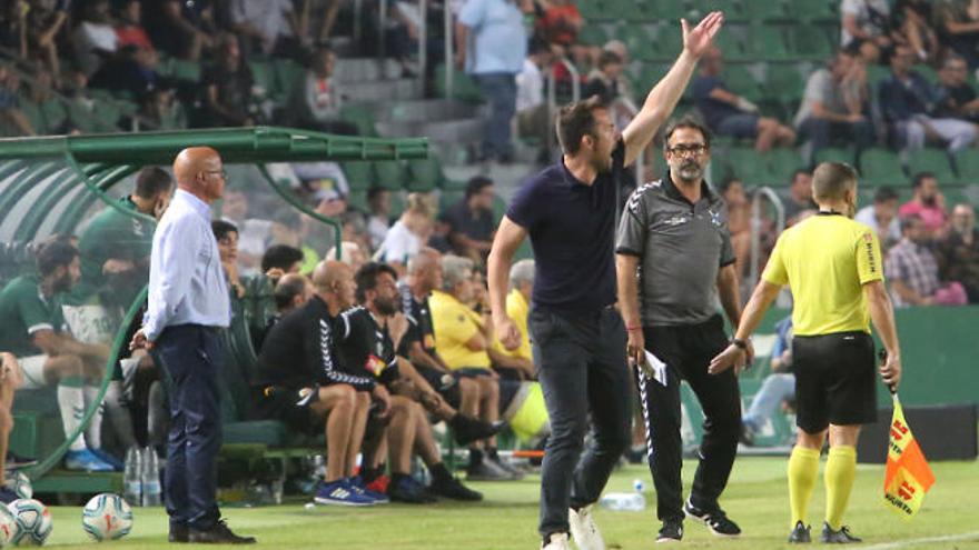 Aritz López Garai, dando instrucciones en el área técnica del Martínez Valero.