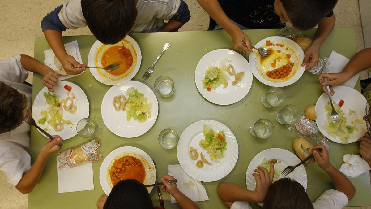 Un grupo de menores en un comedor escolar.