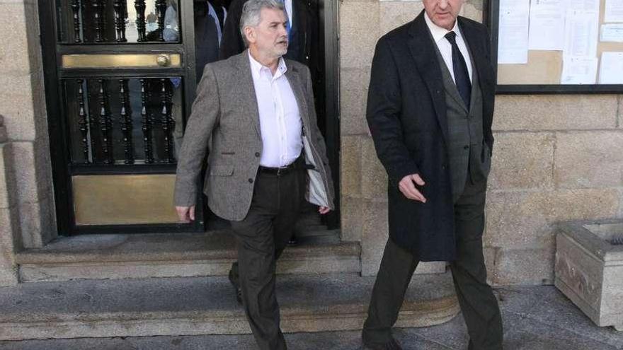 El portavoz del PP, Rosendo Fernández, y el alcalde, Agustín Fernández, a la salida del Concello.  // Jesús Regal