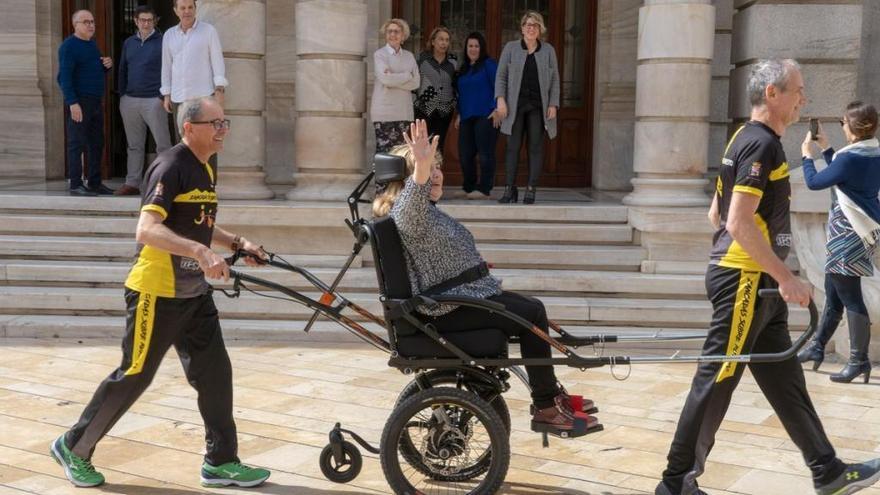 Miembros de la asociación hacen una demostración de como funciona la silla