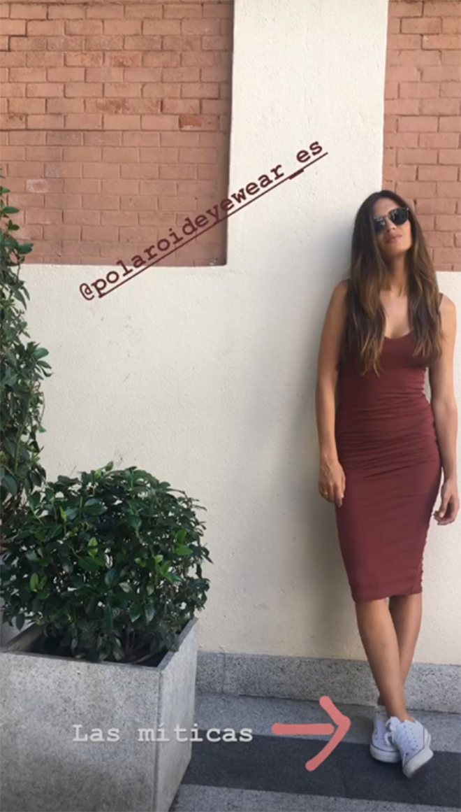 Sara Carbonero con vestido tank dress y zapatillas Converse