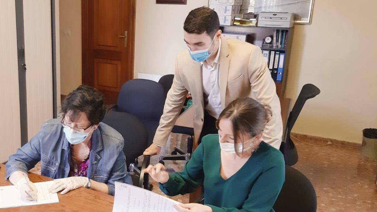 Un momento de la firma de los convenios, hoy en Oliva.