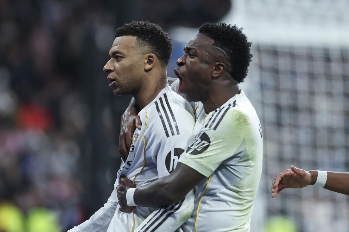 Mbappé, junto a Vinicius, celebra su gol contra el Rayo.