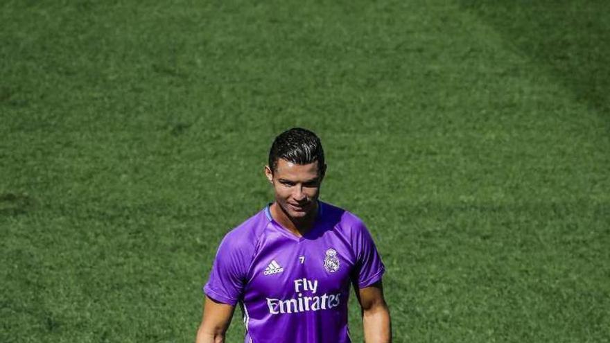 Cristiano Ronaldo en el entrenamiento de ayer en Valdebebas.