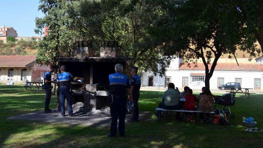 Un grupo de policías locales en la zona de las barbacoas de la Pradera.